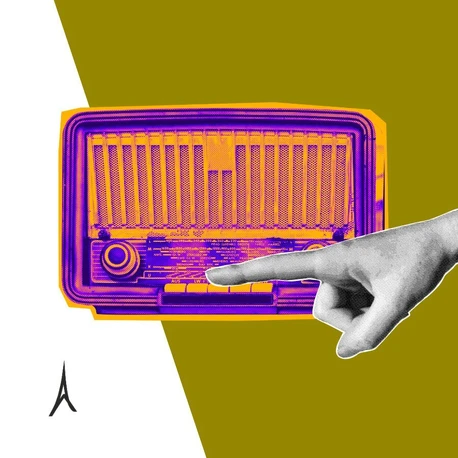 Radio i ręka naciskająca przycisk