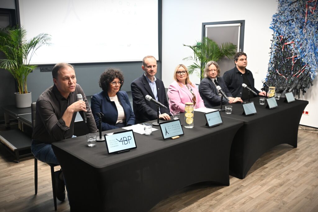 Przy stole siedzą organizatorzy