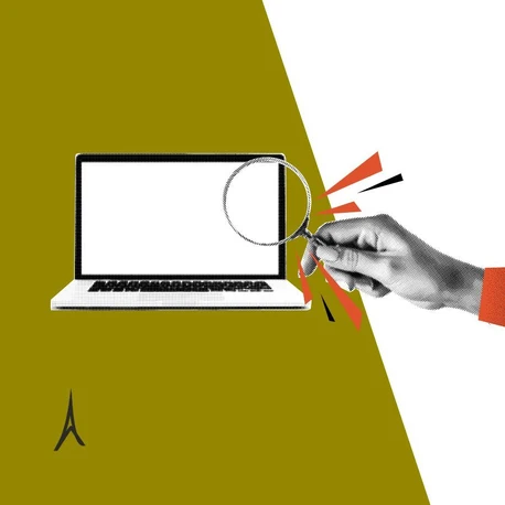 Laptop pod lupą