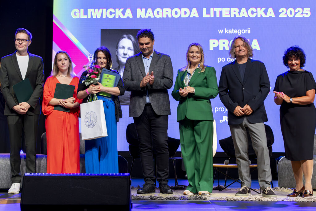 Zdjęcie pamiątkowe Iwony Bassy w otoczeniu Prezydenta Miasta Gliwice Katarzyny Kuczyńskiej-Budki, Rady Programowej i Kapituły Nagrody
