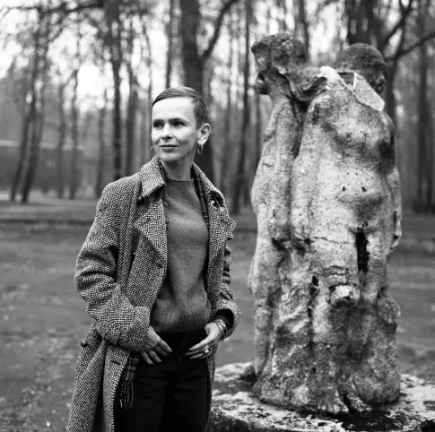 Emilia Sułek stoi obok rzeźby.